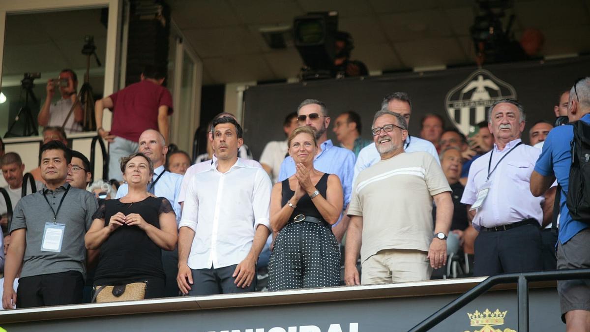 Bob Voulgaris en el palco de Castalia junto a Amparo Marco y Pere Martí.