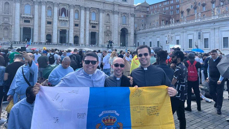 El cura palmero David Rodríguez, que estudia en Roma este curso, flanqueado por los presbíteros de la Diócesis de Las Palmas Juan y Gerardo.
