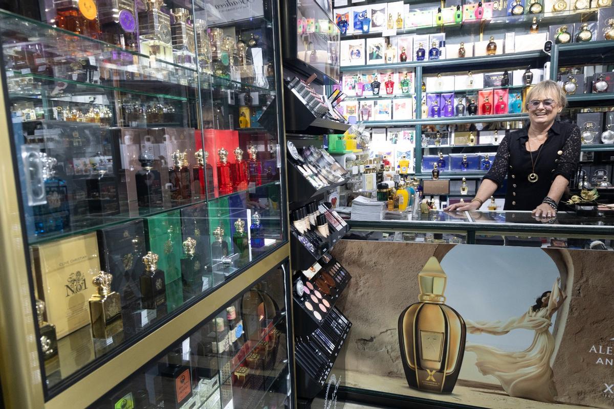 María Dolores de la Villa, en la perfumería Laura de Alicante.