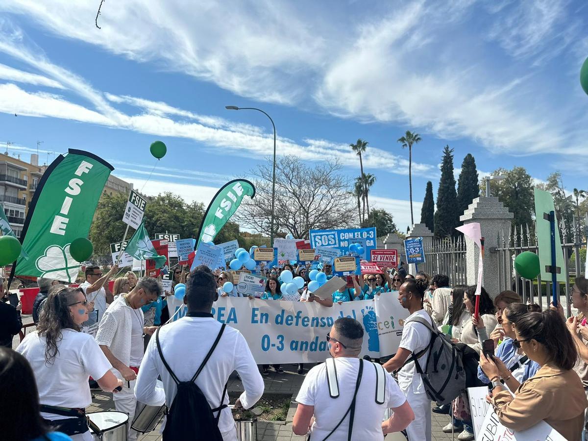 Manifestación de las escuelas infantiles ante el Parlamento andaluz