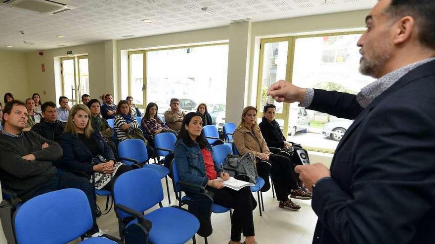 José Torres durante la charla que impartió ayer a padres en el colegio Los Sauces. // Gustavo Santos