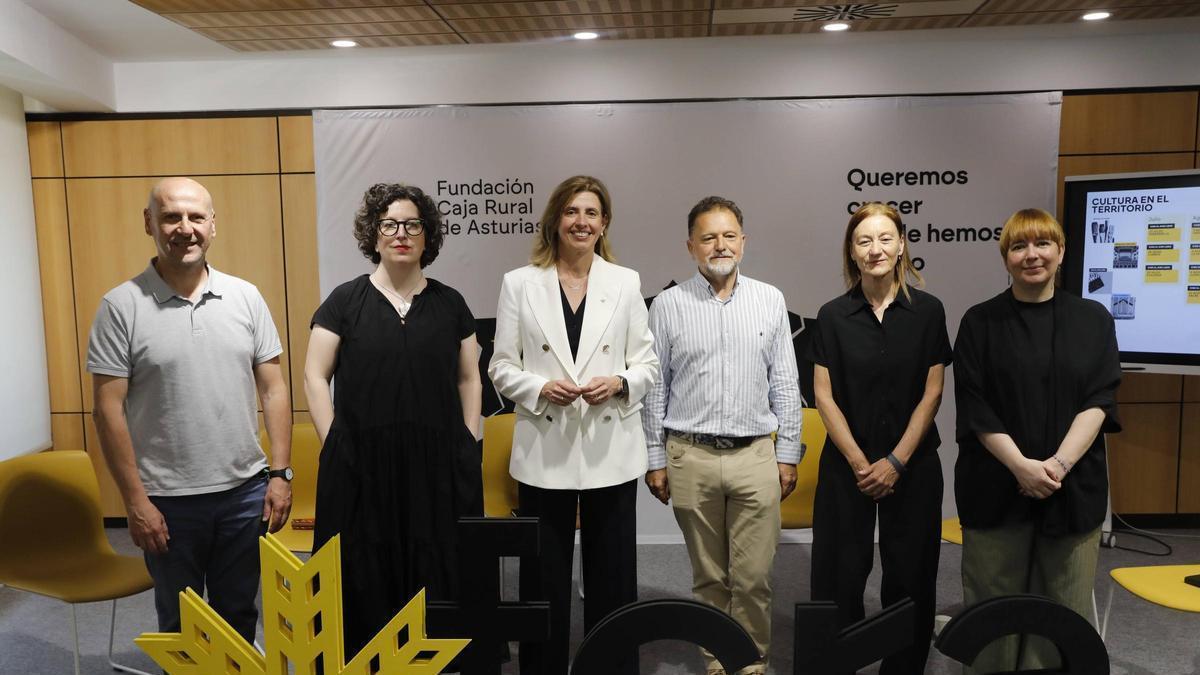 Por la izquierda, Celestino Varela, María López-Fanjul, Eva Pando, Manuel Paz, Susana G. Canga y Semíramis González, este lunes, en la presentación de "Cultura en el territorio" de Caja Rural.