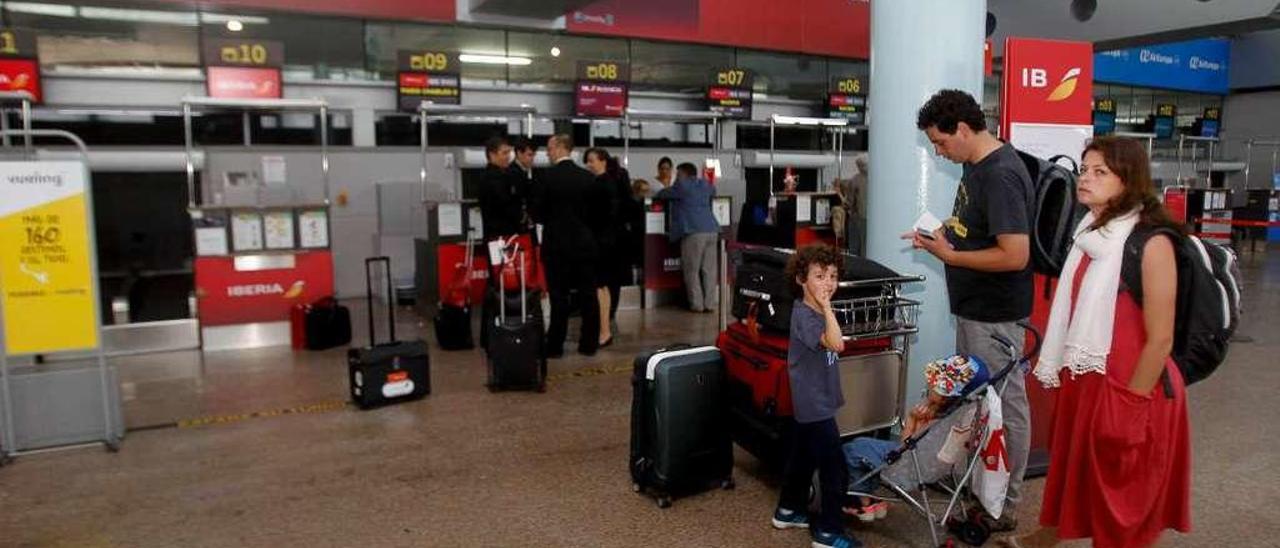 Viajeros facturando su equipaje para el vuelo Vigo-París que arrancó ayer. // María R. Arias