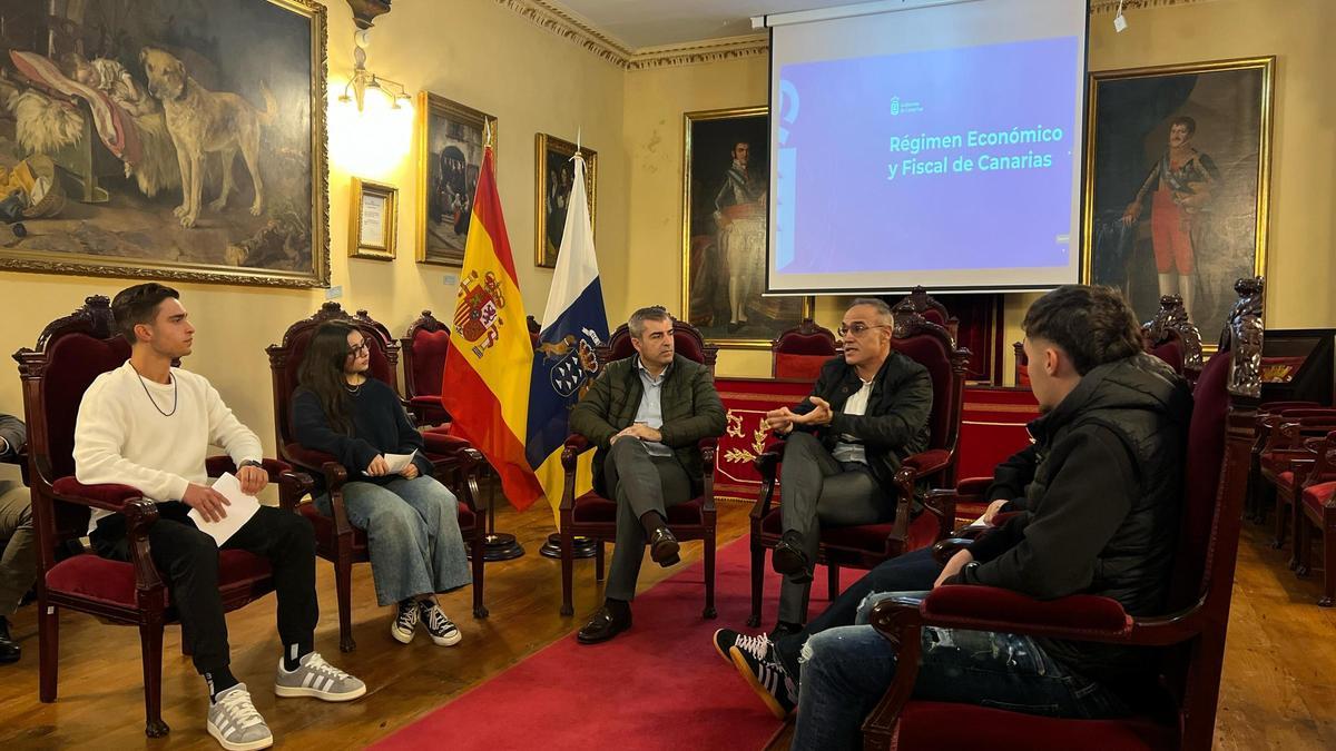 Un momento del encuentro del vicepresidente de Canarias y el comisionado del REF con alumnos del Cabrera Pinto.