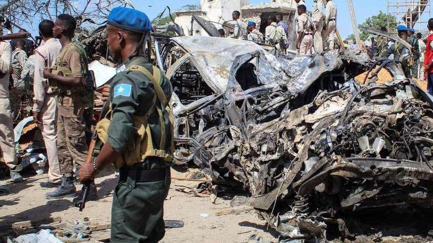 Restos de uno de los vehículos afectados por el atentado de Mogadiscio. // Efe