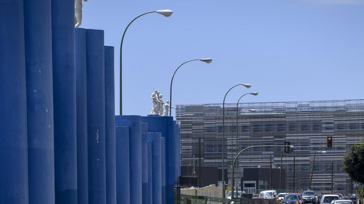 Dos operarios durante unas obras en una carretera.