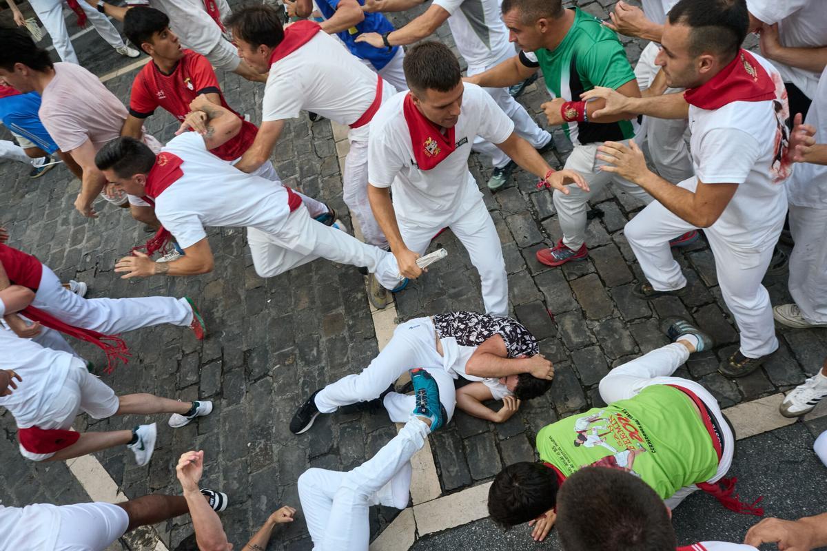 Los Cebada Gago recorren unidos un rápido segundo encierro de los Sanfermines 2026.
