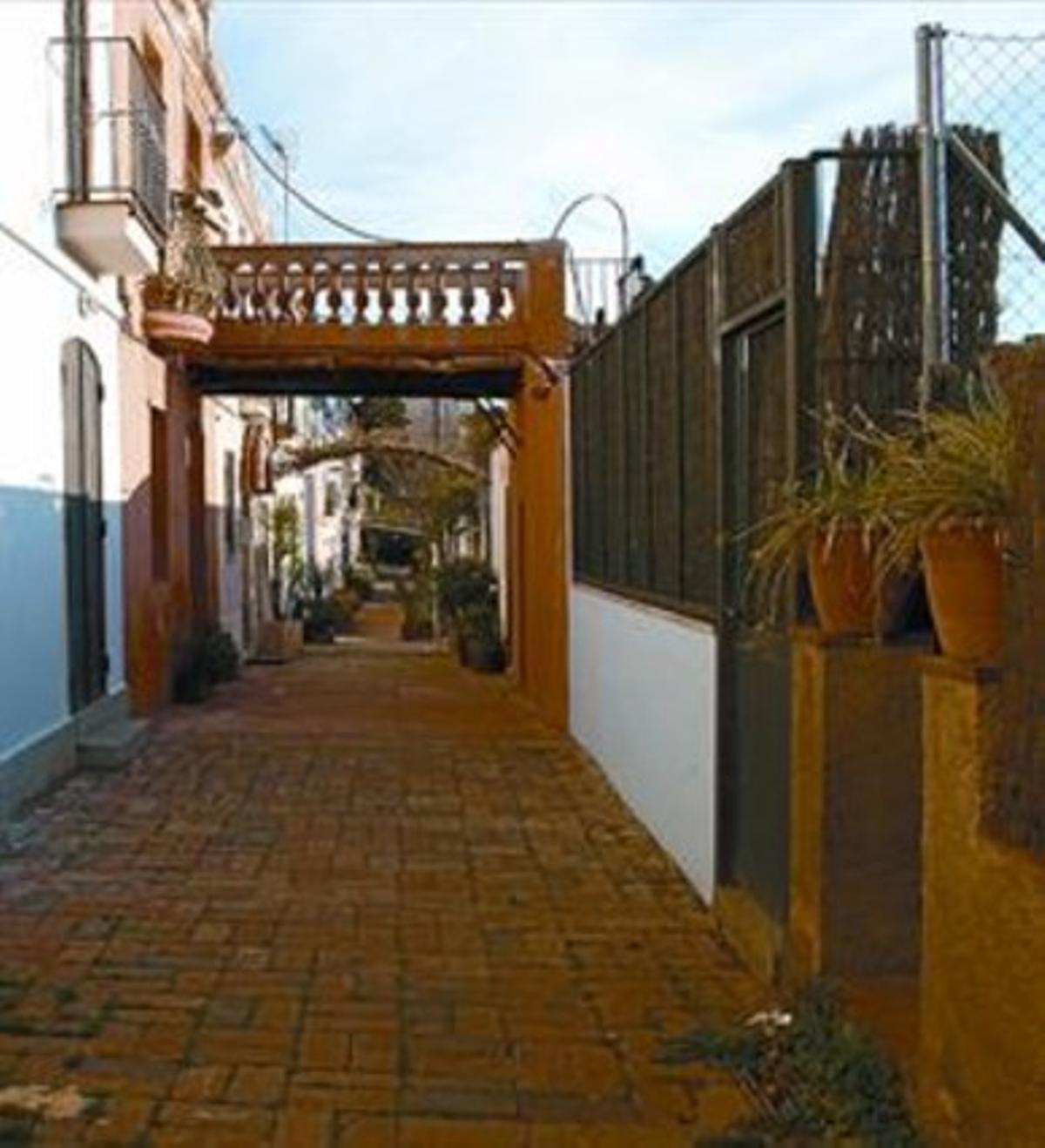 Testigo  8 La calle de Aiguafreda conserva casas con pozo y lavadero.