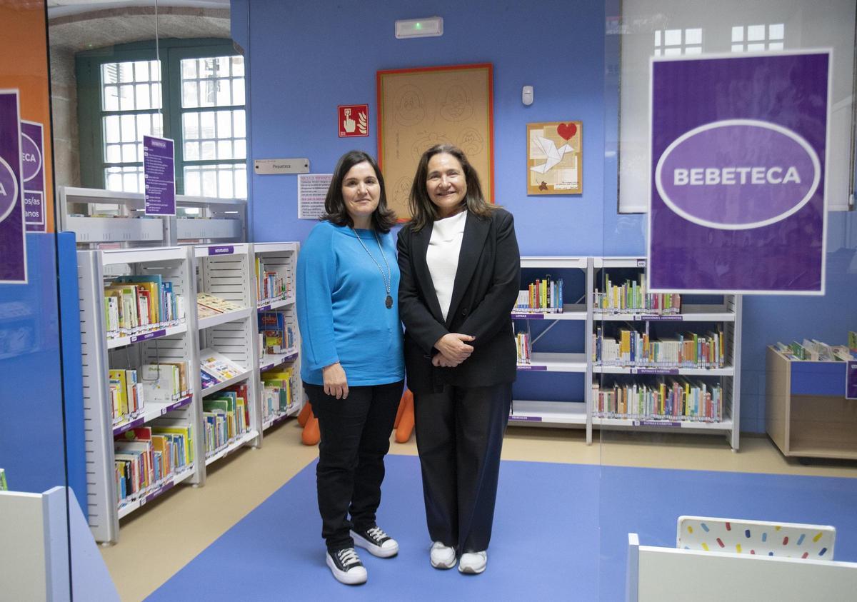 Ana Ortiz y Silvia Freiría, este miércoles, en la biblioteca Juan Compañel de Vigo.