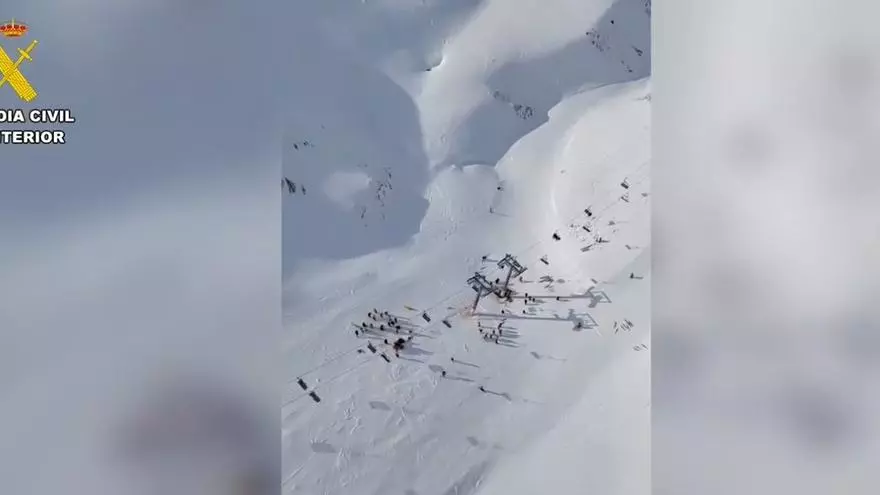 Vídeo | El helicóptero del GREIM de la Guardia Civil ayuda a socorrer a los heridos de Astún