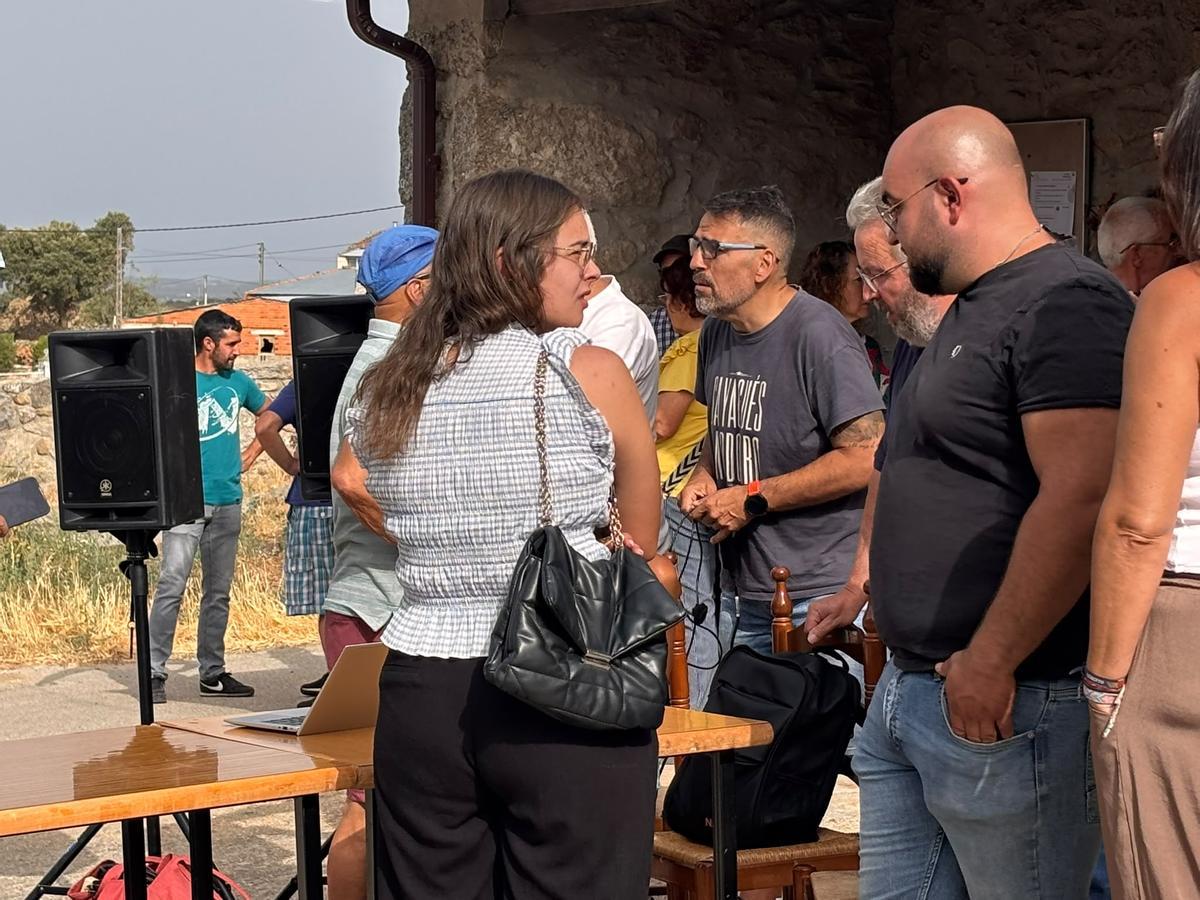 GALERÍA |  La plataforma "Sayago Renace" da sus primeros pasos tras el incendio