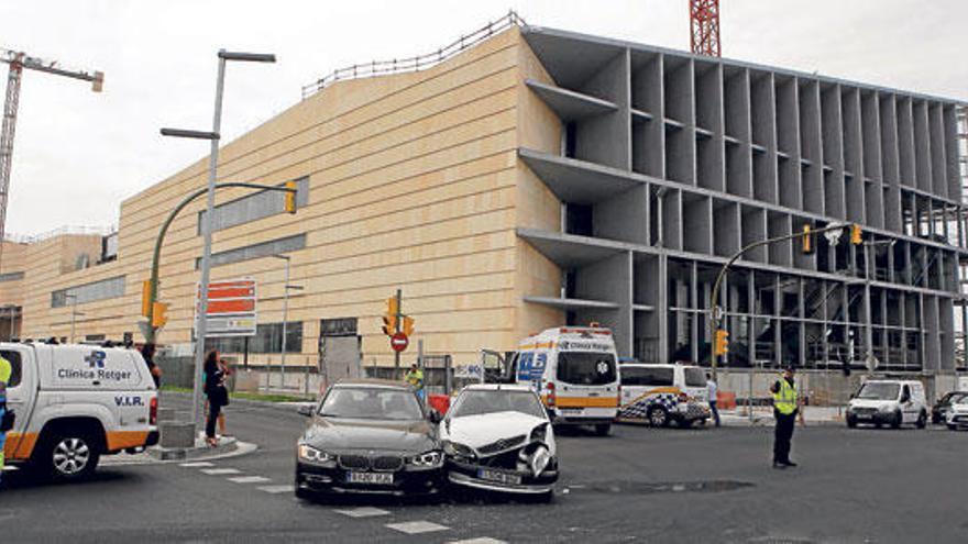 Los dos vehículos implicados en el siniestro, ayer junto al Palacio de Congresos, en Palma.