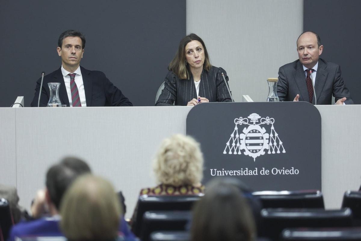 Oriol Mir Puigpelat, Mónica Álvarez (profesora de la Universidad de Oviedo) y Alejandro Huergo, en la inauguración del Congreso.