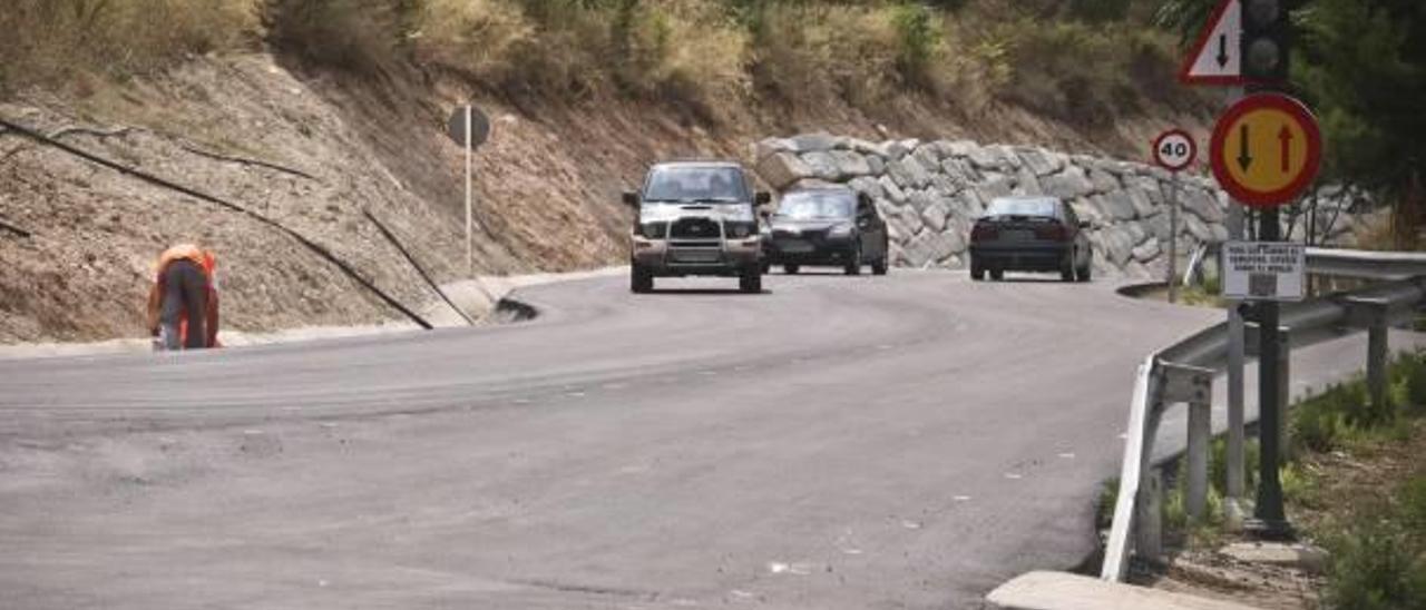 Los vehículos ya pueden circular en ambas direcciones al mismo tiempo tras el desdoblamiento del vial.