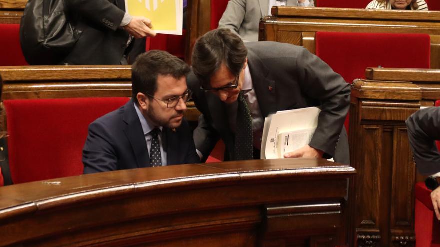 El líder del PSC, Salvador Illa, parlant amb el president de la Generalitat, Pere Aragonès, al ple del Parlament.