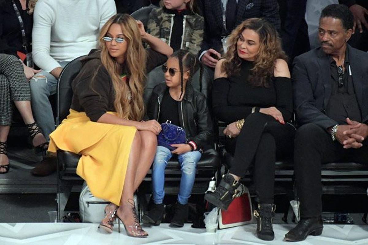 Beyoncé y su hija Blue Ivy con gafas de sol en un partido de baloncesto la NBA