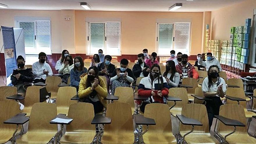 Los alumnos del instituto aplauden a los compañeros de 4º de ESO.