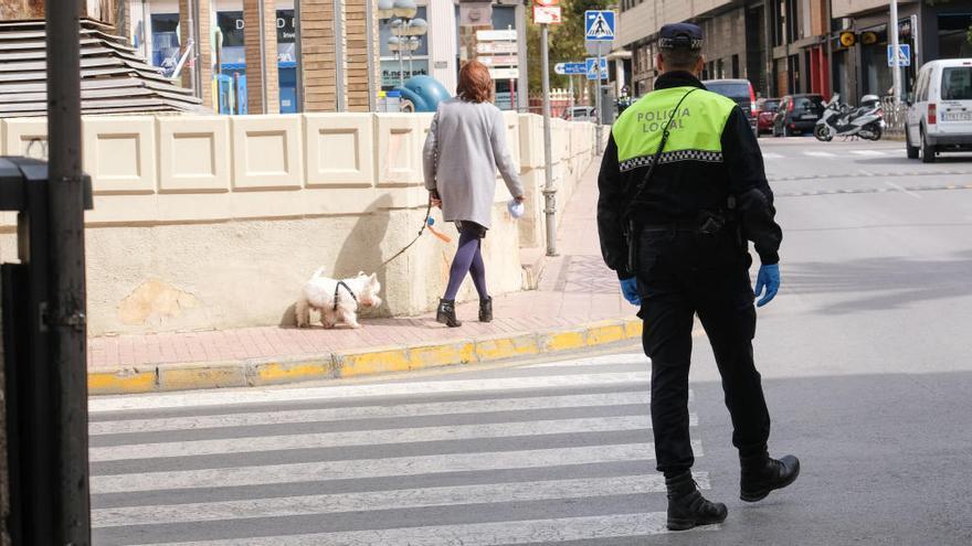 Un agente de la Policía Local de Elda vigilando las calles