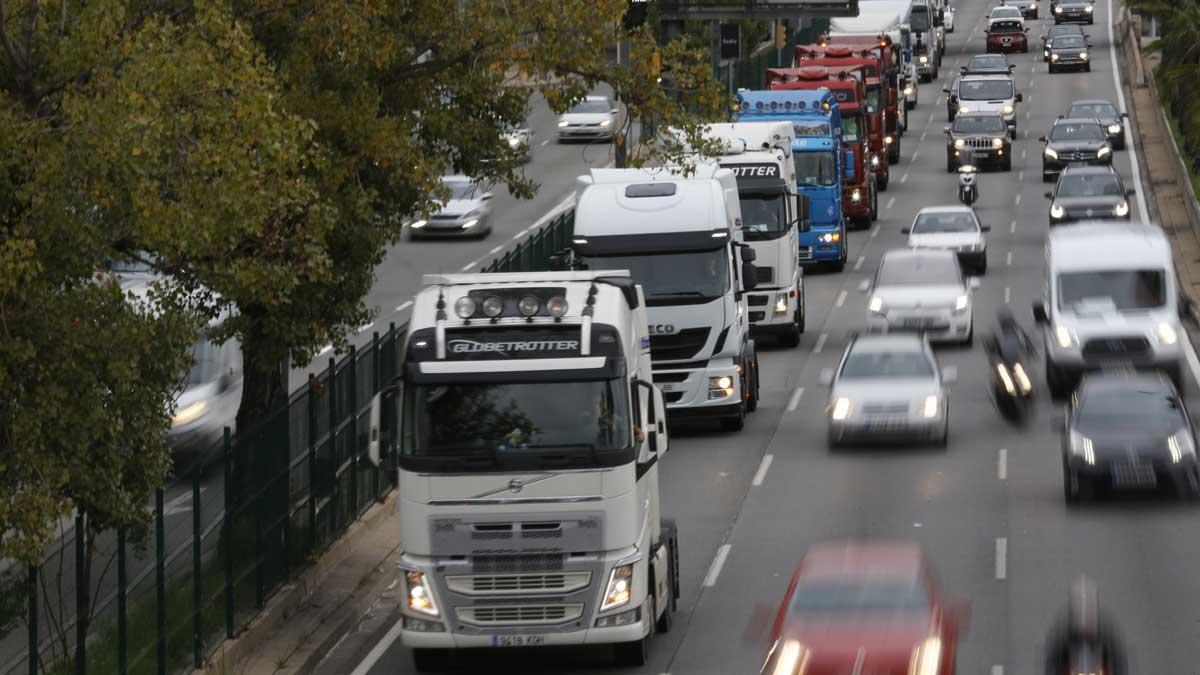 Los camiones circulan en marcha lenta por la Ronda de Dalt de Barcelona