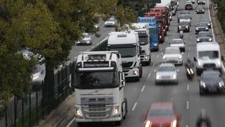 Así hemos contado la marcha lenta de camiones que ha colapsado las Rondas de Barcelona