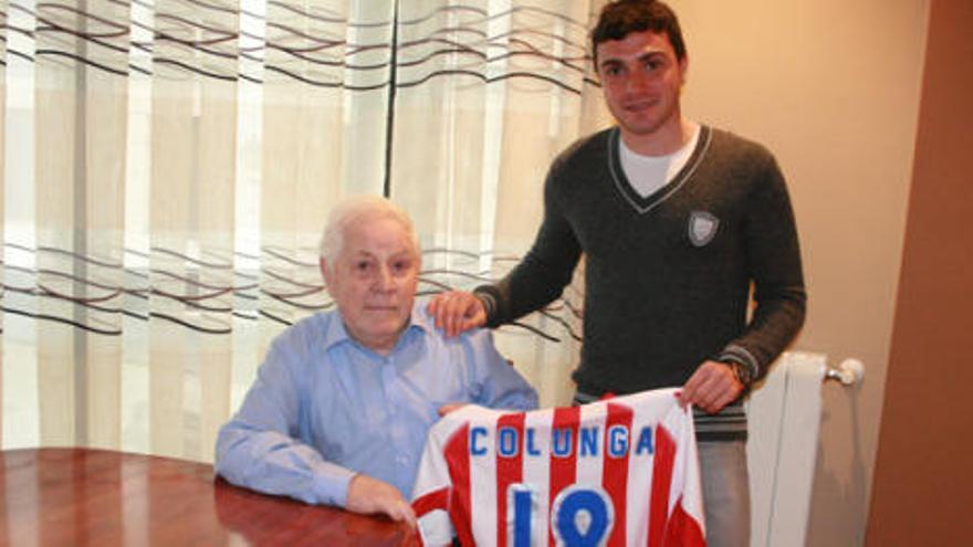 Adrián Colunga, con su camiseta en el piso ovetense de su abuelo Sindo.