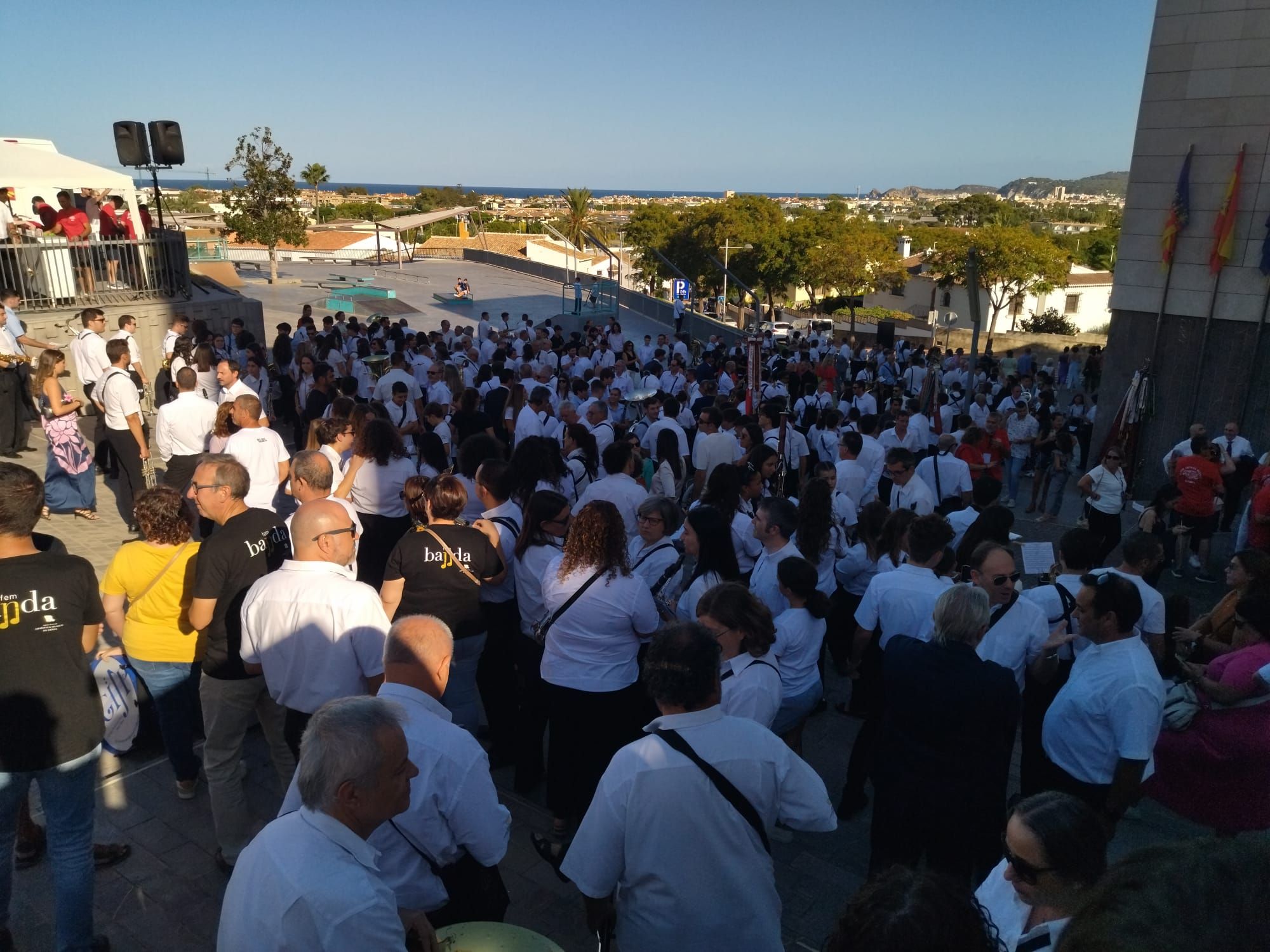 Xàbia, capital de la música: más de 800 músicos de toda la comarca llenan de vida las calles (imágenes)