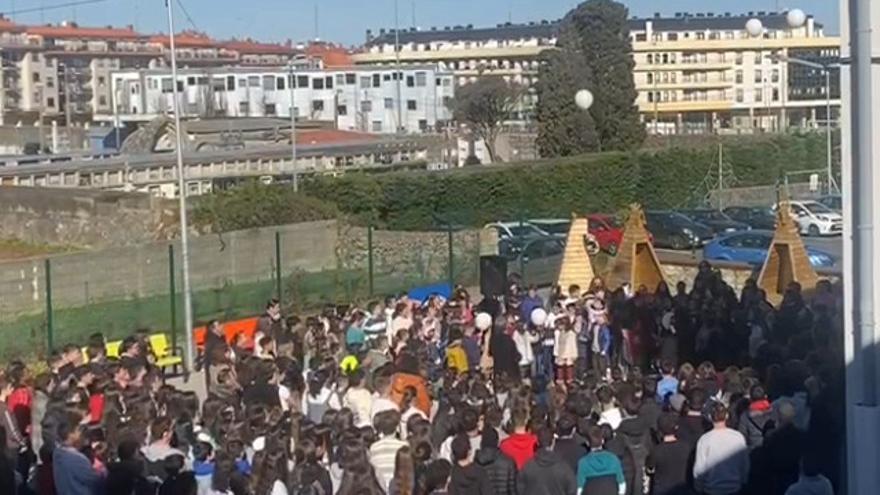Suelta de globos blancos en el colegio de los hijos de la víctima de Baiona