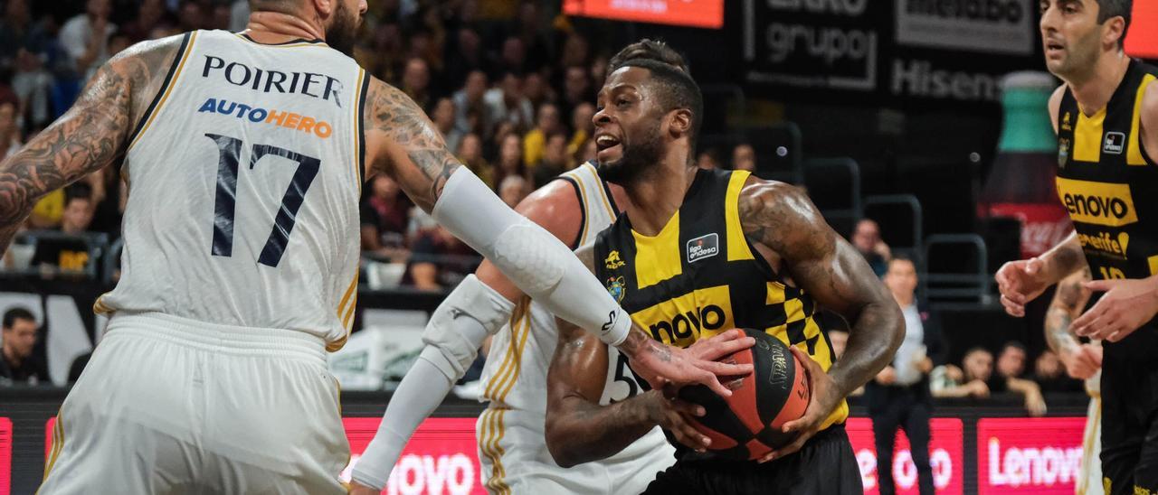 Elgin Cook es frenado por Vincent Poirier en el Lenovo-Real Madrid.