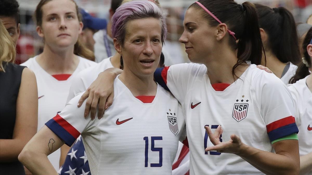 Megan Rapinoe y Alex Morgan, las capitanas de la selección de Estados Unidos de fútbol, tras proclamarse campeonas del mundo el pasado 2019.