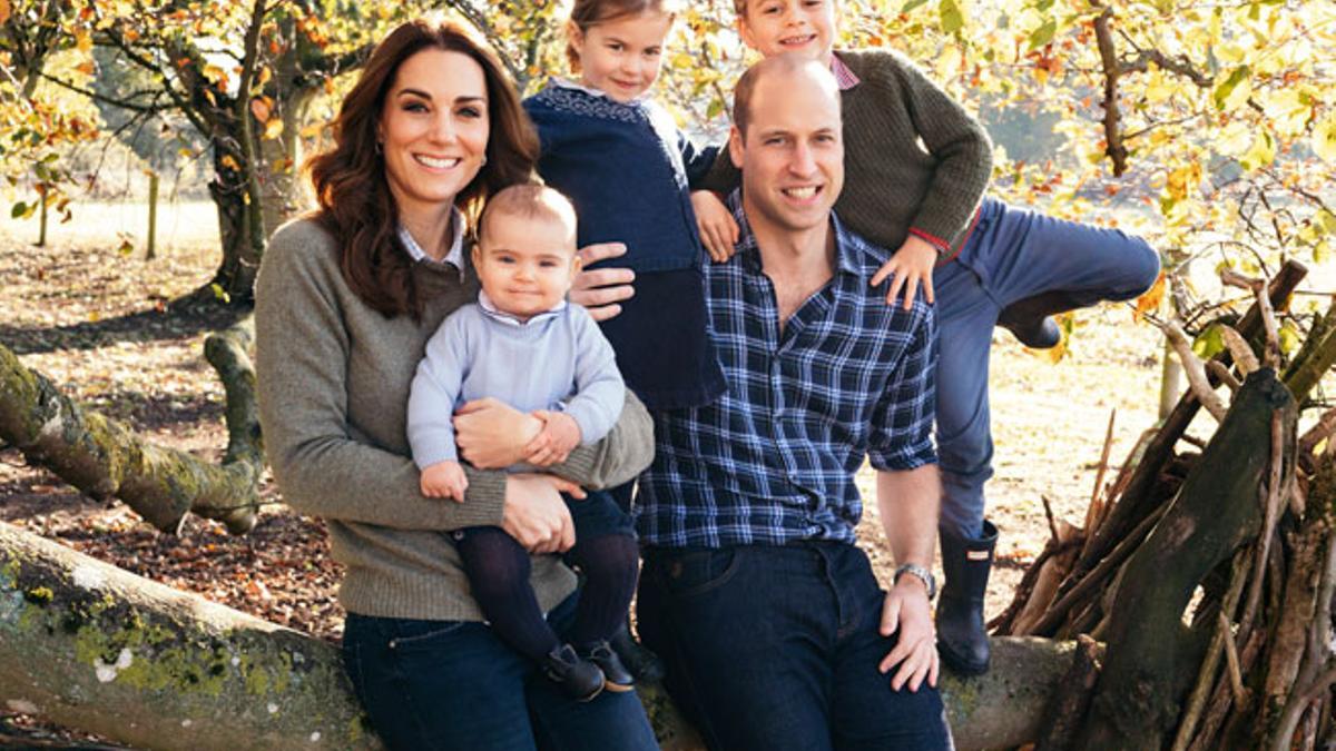 El christmas de Navidad de la familia real británica: Kate Middleton y Guillermo con sus tres hijos