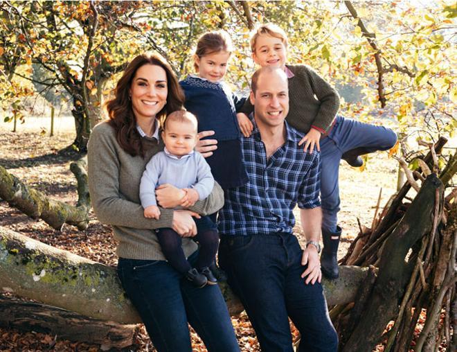 El christmas de Navidad de la familia real británica: Kate Middleton y Guillermo con sus tres hijos