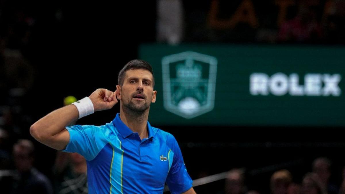 Novak Djokovic celebrando un punto frente a Holger Rune