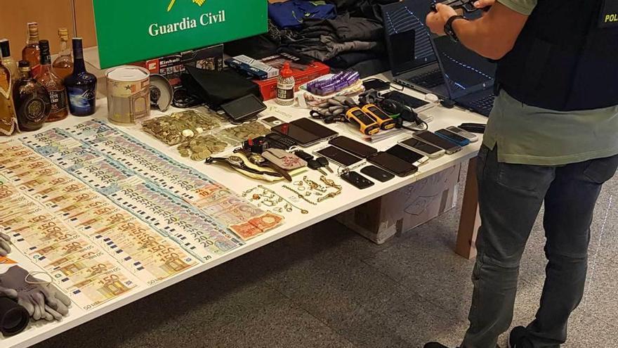 Material incautado por la Guardia Civil.