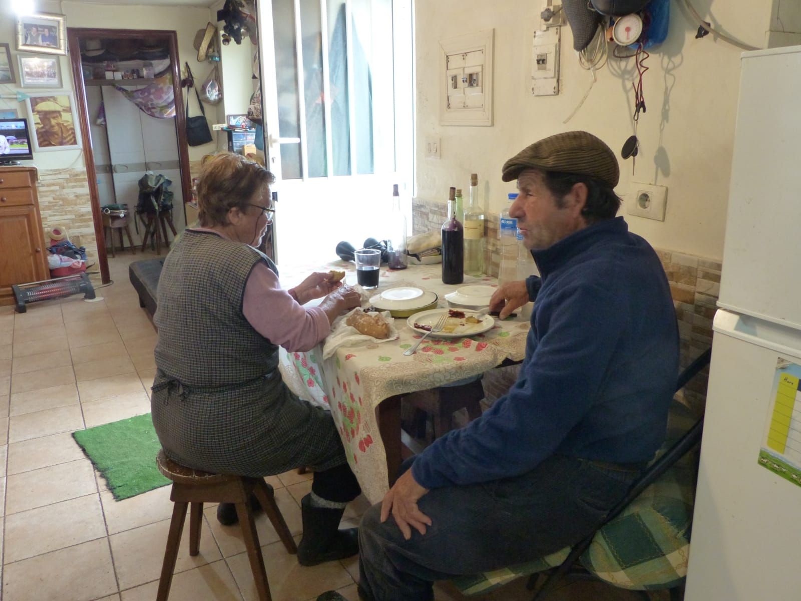 Victoria López y Cesáreo Pérez, en su casa de Ons durante el confinamiento del año pasado.