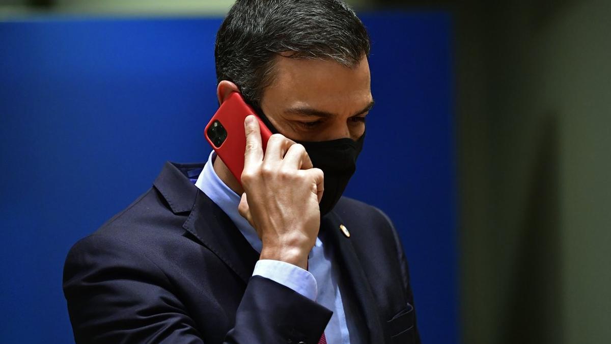 Pedro Sánchez habla por teléfono, durante la cumbre de la UE.