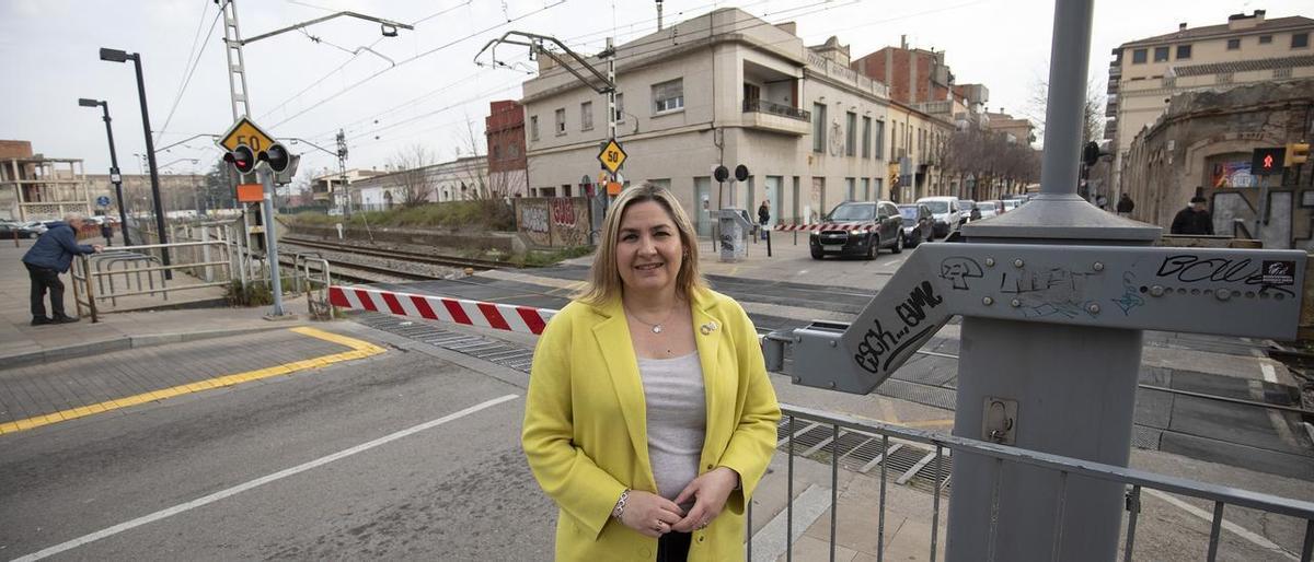 Agnès Lladó al pas a nivell de l'avinguda Vilallonga