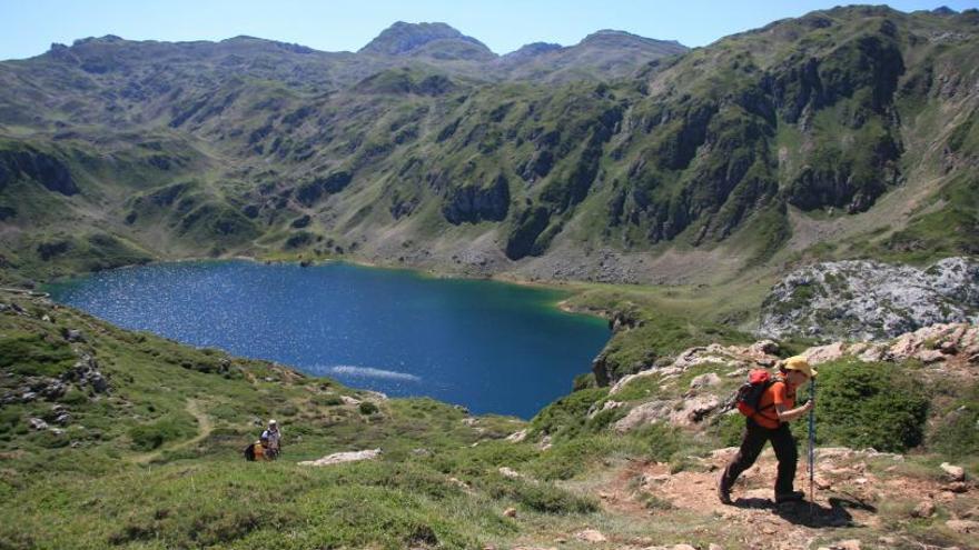 Lago de Calabazosa, en Somiedo. | Vicente Díaz Peñas