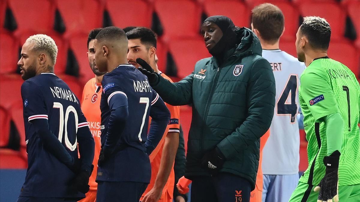 Istanbul Basaksehir s French forward Demba Ba (2ndR) reacts past Paris Saint-Germain s Brazilian forward Neymar (L) and Paris Saint-Germain s French forward Kylian Mbappe (2ndL) during the UEFA Champions League group H football match between Paris Saint-Germain (PSG) and Istanbul Basaksehir FK at the Parc des Princes stadium in Paris  on December 8  2020  (Photo by FRANCK FIFE   AFP)