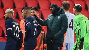 Istanbul Basaksehir s French forward Demba Ba (2ndR) reacts past Paris Saint-Germain s Brazilian forward Neymar (L) and Paris Saint-Germain s French forward Kylian Mbappe (2ndL) during the UEFA Champions League group H football match between Paris Saint-Germain (PSG) and Istanbul Basaksehir FK at the Parc des Princes stadium in Paris  on December 8  2020  (Photo by FRANCK FIFE   AFP)