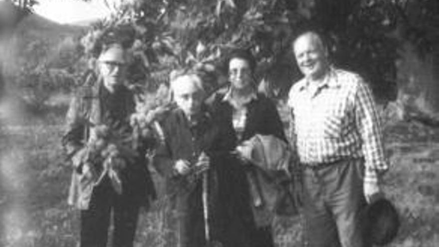 Florencio, primeiro, e Celia, terceira, con amigos en Córgomo // ARQUIVO FAMILIAR