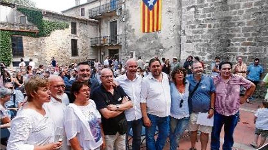 Foto de grup de l&#039;acte de reconeixement a l&#039;exalcalde de Ribes, Pere Vigo.