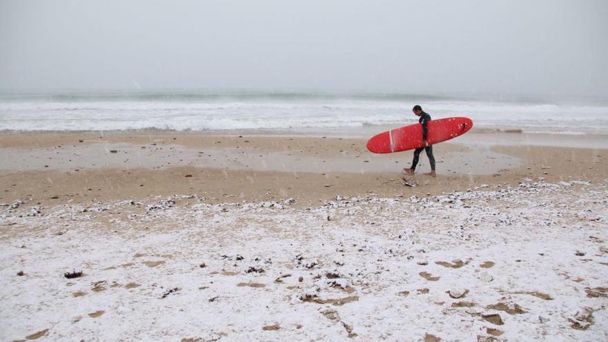 Nieve en la playa de Torrevieja.