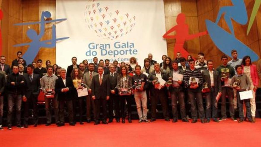 Foto de familia de los premiados en la edición del año pasado. // José Lores