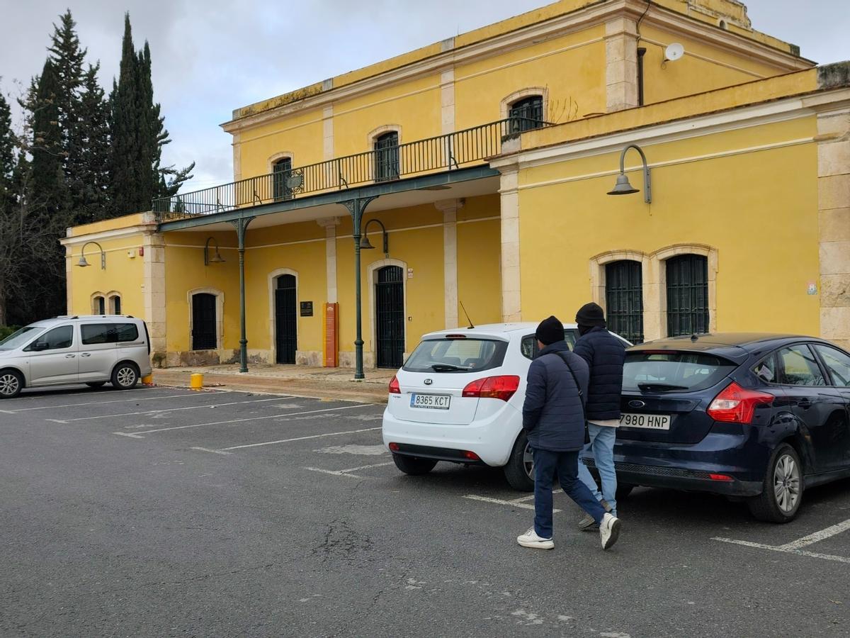 Fachada principal del antiguo hangar de la estación de Lucena, que se transformará en el nuevo albergue turístico.