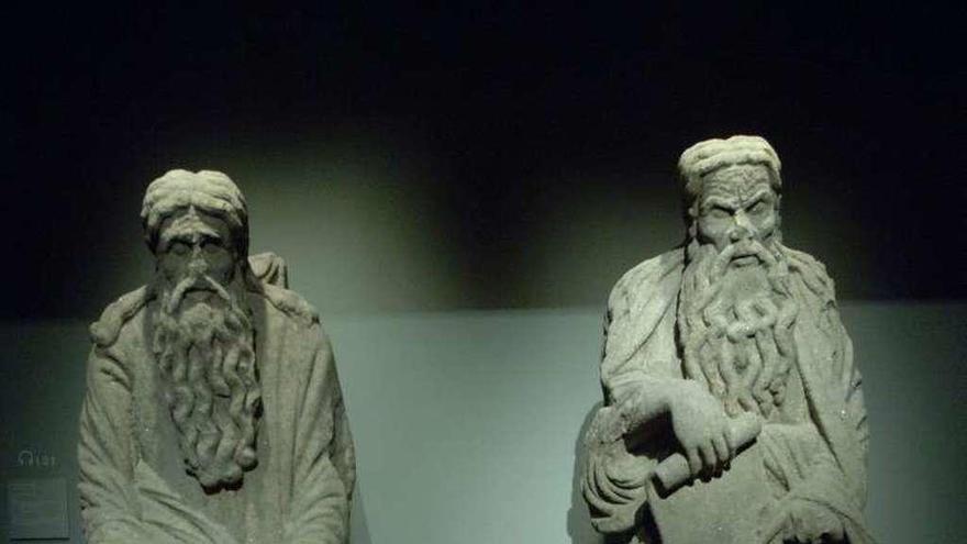 Las dos esculturas del Mestre Mateo en poder de la familia Franco.