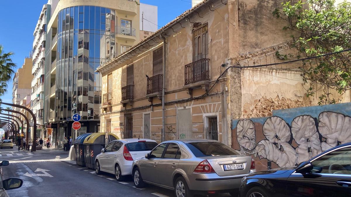 Casa de López Dols en la fachada que recae a la calle Azorín