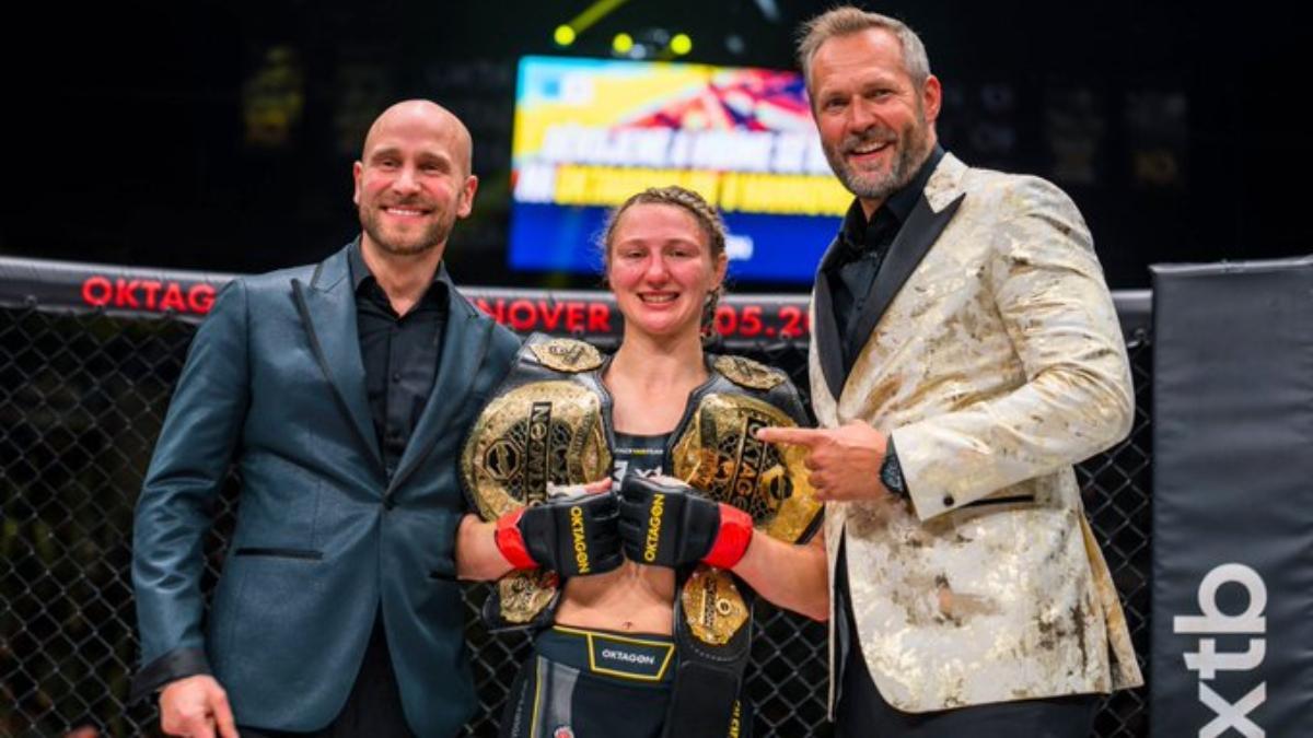 Lucia Szabová mantiene su invicto, conquista el cinturón mosca y se convierte en la primera doble campeona femenina de OKTAGON en una noche histórica en Liberec.