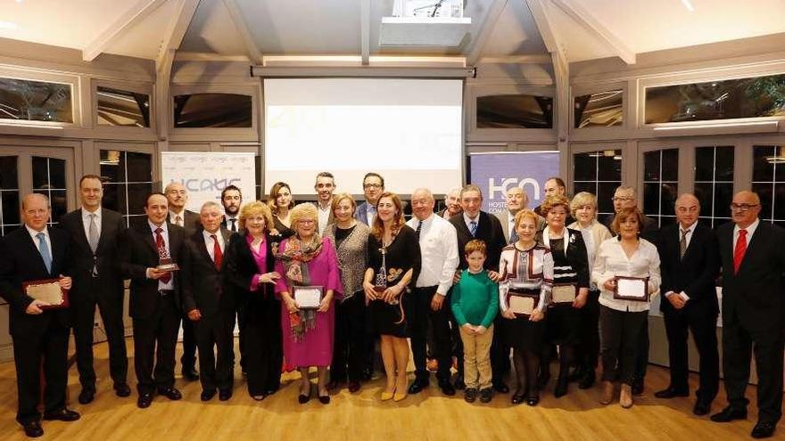 Foto de familia de los premiados, ayer, en la gala de la Ucayc.