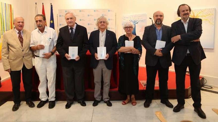 Los intervinientes en el acto de ayer en la Casa de Galicia, con José Ramón Ónega. // Manolo Seixas / Lalinpress