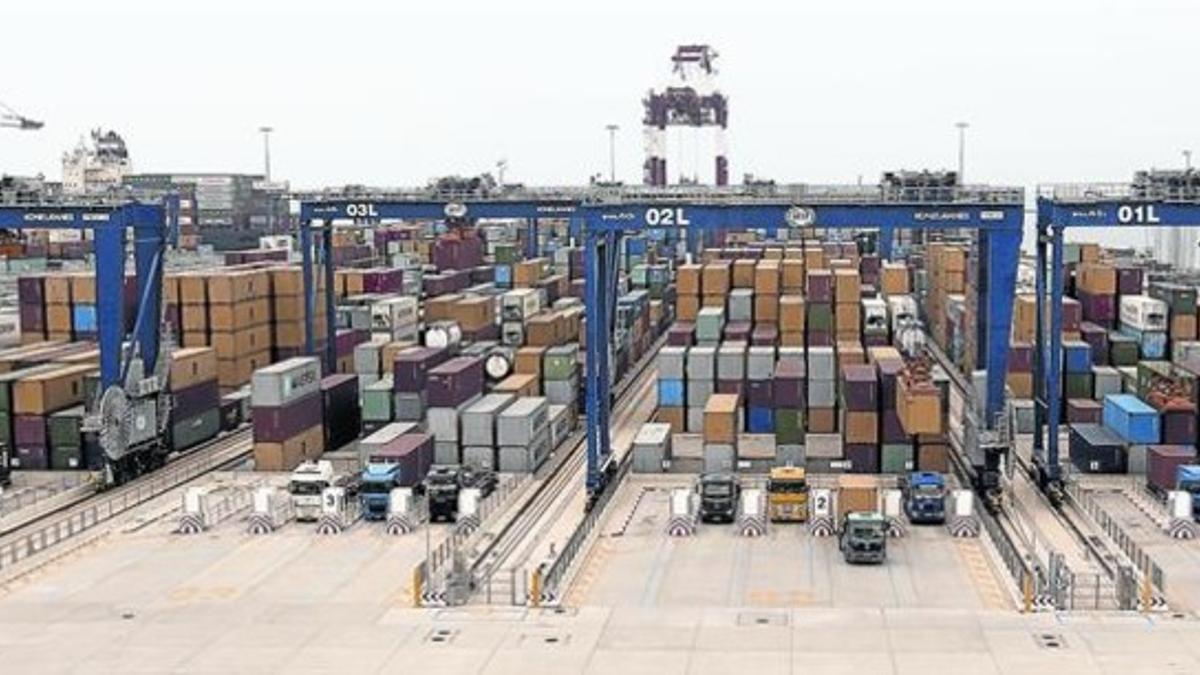Nueva terminal de contenedores BEST que acaba de inaugurar el puerto de Barcelona, uno de los principales puntos de entrada de los bienes de equipo importados.